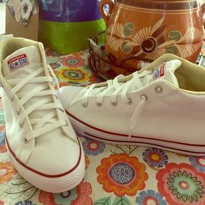 Converse “chucks” mids all star.